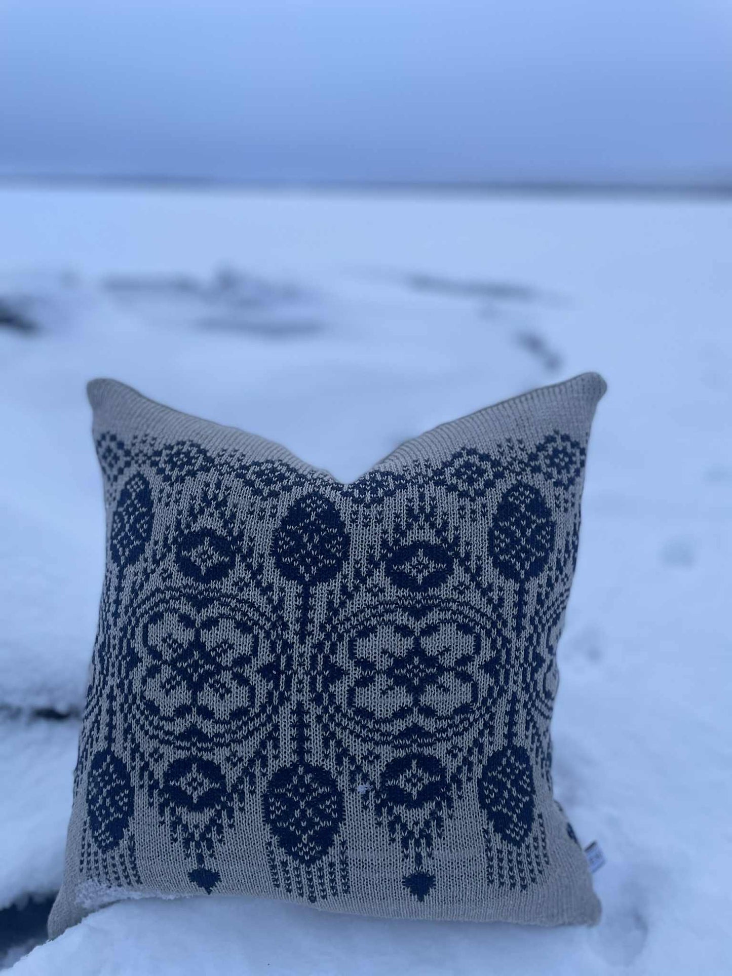 Kristina Stickad Linnekudde Marinblå & Natur