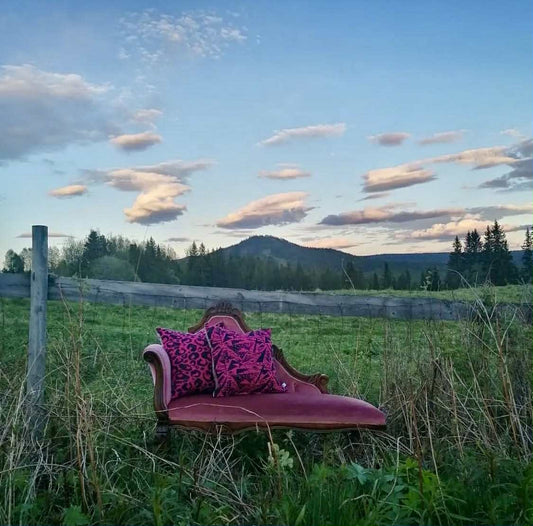 Peak Stickad Linnekudde Rosa & Svart