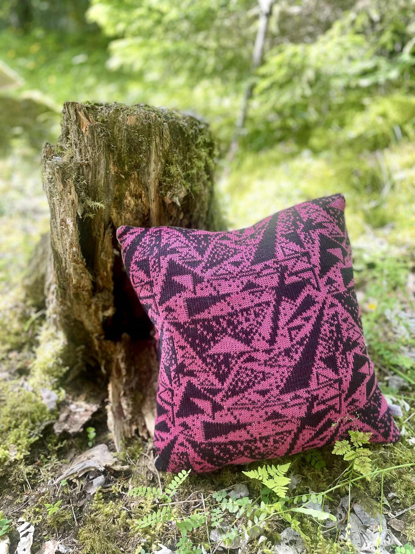 Peak Stickad Linnekudde Rosa & Svart